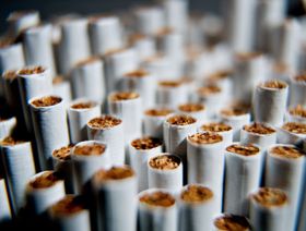 بنوك الاستثمار تعدل توصياتها لشركات التبغ مع التحول في عادات التدخين