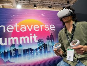 شخص يستخدم نظارة وسماعة الواقع الافتراضي خلال قمة "ميتافيرس" التي عُقدت ضمن مؤتمر "باريس إن إف تي داي"، بفرنسا، بتاريخ 12 إبريل 2022 - المصدر: بلومبرغ