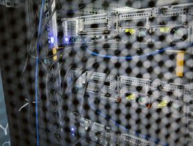 حظرت الصين في سبتمبر الماضي جميع معاملات العملات المشفرة وتعهدت بوقف التعدين غير القانوني لها - المصدر: بلومبرغ