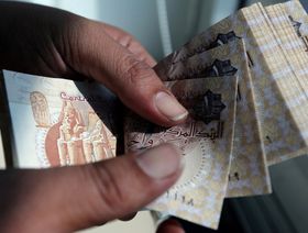 توقعات خفض قيمة العملة تهبط بالجنيه المصري 15% في السوق الموازية