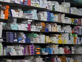أدوية مرتبة على رف داخل صيدلية في القاهرة، مصر، 17 نوفمبر 2016. - المصدر: رويترز