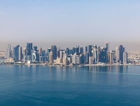 ناطحات السحاب التجارية بمركز قطر المالي على شاطئ المدينة في الدوحة، قطر - المصدر: بلومبرغ