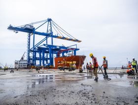 ميناء أداني العملاق الجديد يمكنه جذب أكبر سفن العالم إلى الهند