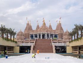 جانب من المعبد الهندوسي في العاصمة الإماراتية أبوظبي - المصدر: بلومبرغ