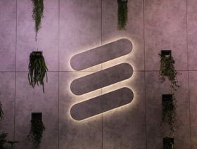 نباتات تحيط بشعار على جدار جناح "إريكسون" في اليوم الثاني من " إم دبليو سي برشلونة" في ساحة " فيرا دي برشلونة" في برشلونة إسبانيا أول مارس 2022 - المصدر: بلومبرغ