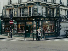 "آ لا مير دو فاميي"، أقدم متجر للشوكولاتة في باريس، فرنسا، بتاريخ 27 فبراير 2025 - بلومبرغ