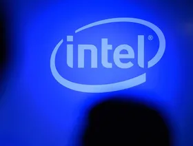 \"سوفت بنك\" تشتري أسهماً في \"إنتل\" بملياري دولار في صفقة مفاجئة