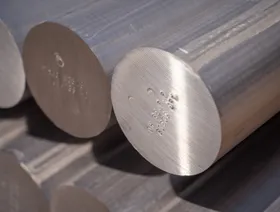 أسطوانات من الألمنيوم مكدسة في مخزن. يتداول سعر الألمنيوم بالقرب من أعلى مستوى له في عام ببورصة شنغهاي للعقود الآجلة - بلومبرغ