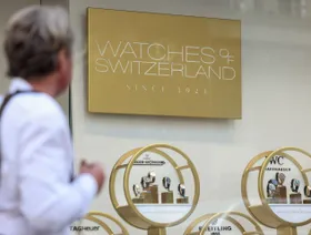 شخص يلقي نظرة على الساعات المعروضة في واجهة متجر "ووتشز أوف سويتزرلاند" في لندن - بلومبرغ