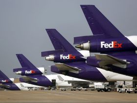 طائرات الشحن النفاثة لشركة "فيديكس" متوقفة في مطار ممفيس الدولي في ممفيس، تينيسي، الولايات المتحدة - المصدر: بلومبرغ