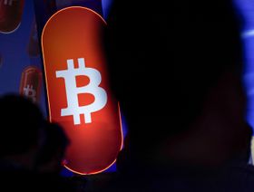 شعار "بتكوين" خلال منتدى "بلان بي" في سان سلفادور، السلفادور، بتاريخ 31 يناير 2025 - بلومبرغ