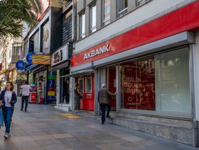 تركيا توجّه البنوك بتقييد مبيعات الدولار غير الطارئة للشركات