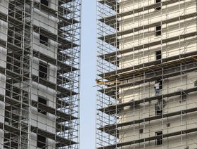 عامل بناء يعمل على سقالات مبنى في مشروع سكني سكني قيد الإنشاء في شنغهاي، الصين. - المصدر: بلومبرغ