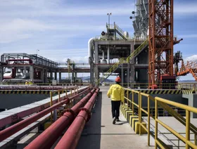 مرفأ نقل الغاز في محطة الغاز الطبيعي المسال التابعة لشركة "إي إن إن إنرجي هولدينغز" في جزيرة تشوشان بمقاطعة تشجيانغ، الصين - المصدر: بلومبرغ