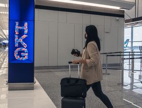 مسافرة في مطار هونغ كونغ الدولي، الصين - المصدر: بلومبرغ