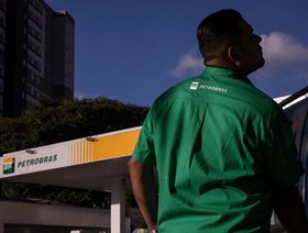 عامل في محطة وقود "بتروبراس" في ساو باولو، البرازيل - المصدر: بلومبرغ