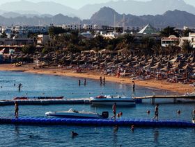 سياح يقضون وقت ممتع على أحد الشواطئ في منتجع شرم الشيخ على البحر الأحمر، مصر - المصدر: بلومبرغ