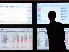 شخص ينظر إلى شاشات التداول في بورصة تايوان في تايبيه ، تايوان - المصدر: بلومبرغ