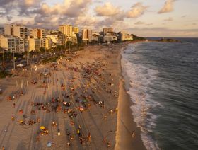 سياح وسكان محليون يستمتعون بغروب الشمس خلال فصل الصيف على شاطئ ايبانيما في ريو دي جانيرو، البرازيل - المصدر: بلومبرغ