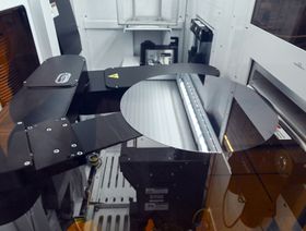 رقاقة تم تصنيعها داخل آلة تفريغ محكمة الغلق داخل غرفة في مصنع تصنيع أشباه الموصلات التابع لشركة "غلوبال فاوندرز" في سنغافورة - المصدر: بلومبرغ