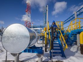 عامل في منشأة للغاز تابعة لشركة "غازبروم" في حقل شياندينسكوي في سيبريا. إمدادات الغاز الروسي أكثر ما يقلق الدول الأوروبية في ظل تصاعد التوترات على الحدود الأوكرانية - المصدر: بلومبرغ