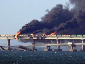 روسيا تسابق الزمن لإعادة فتح جسر القرم بعد حادث الانفجار