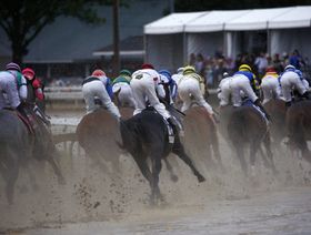 سباق خيول أصيلة على العشب ضمن بطولة "كنتاكي ديربي" في تشرشل داونز في لويفيل، كنتاكي، الولايات المتحدة - المصدر: بلومبرغ