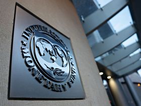شعار صندوق النقد الدولي معلقاً بمقره الرئيسي في واشنطن العاصمة، بالولايات المتحدة.  - المصدر: بلومبرغ