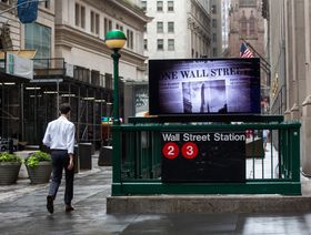 أحد المشاة يمر بمحطة مترو أنفاق وول ستريت بالقرب من بورصة نيويورك في نيويورك. - المصدر: بلومبرغ
