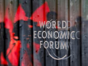 شعار المنتدى الاقتصادي العالمي داخل قاعة "كونغرس سنتر" قبيل انطلاق الفعاليات في دافوس، سويسرا - المصدر: بلومبرغ