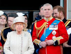 الملكة إليزابيث الثانية بصحبة ابنها الأمير أندرو، يشهدان عرضاً جوياً، احتفالاً بعيد ميلادها في لندن عام 2019 - المصدر: بلومبرغ