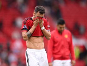 حزن بادٍ على ملامح برونو فرنانديز، لاعب "مانشستر يونايتد"، بعد هزيمة فريقه في المباراة ضد فريق "برايتون" - المصدر: غيتي إيمجز