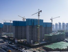 مجمعات سكنية قيد الإنشاء في مشروع سكني في شينينغ، مقاطعة تشينغهاي، الصين - المصدر: بلومبرغ