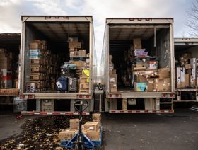 أثناء تحميل شاحنات خارج متجر "ولمات" يوم "بلاك فرايداي" في سيكوكس بولاية نيو جيرسي، يوم 24 نوفمبر 2023 - المصدر: بلومبرغ