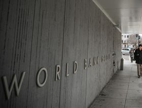 مشاة يعبرون من أمام مقر مجموعة البنك الدولي في العاصمة الأمريكية واشنطن - المصدر: ( ا ف ب)