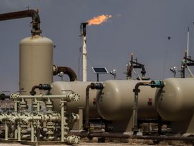شعلة احتراق الغاز الطبيعي الزائد في آبار النفط والغاز التابعة لشركة "إنديفور إنرجي ريسورسز" بالقرب من تارزان بولاية تكساس، الولايات المتحدة الأميركية - بلومبرغ