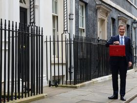جيريمي هَنت، وزير الخزانة البريطاني يحمل الحقيبة الحمراء أمام مقر رئاسة الوزراء في لندن، الأربعاء 15 مارس 2023 - المصدر: بلومبرغ