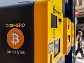ماكينات صراف آلي لـ"بتكوين" تديرها شركة "كوين هيرو" في هونغ كونغ، الصين - بلومبرغ