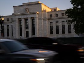 مسؤولو الفيدرالي منقسمون بشدة بشأن مسار أسعار الفائدة