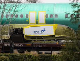 لافتة "سبيريت إيروسيستمز" على جسم طائرة بوينغ 737 خارج منشأة التصنيع التابعة لشركة بوينغ في رينتون بواشنطن، الولايات المتحدة، يوم الاثنين 5 فبراير 2024.  - المصدر: بلومبرغ