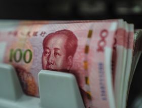الأوراق النقدية الصينية من فئة مائة يوان  في هونغ كونغ ، الصين - المصدر: بلومبرغ