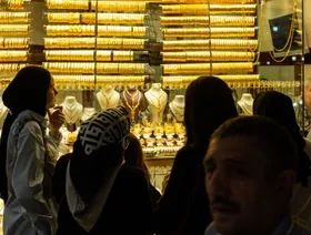 سيدات ينظرن إلى مصوغات ذهبية في نافذة متجر للمجوهرات في منطقة البازار الكبير، إسطنبول، تركيا - المصدر: بلومبرغ