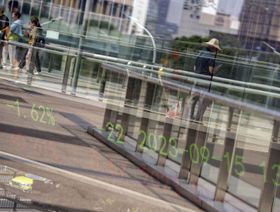 شريط إلكتروني يعرض بيانات الأسهم المنعكسة على نافذة في منطقة لوجيازوي المالية بمنطقة بودونغ، شنغهاي، الصين - المصدر: بلومبرغ