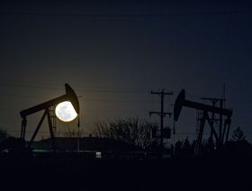 ظلال لرافعات ضخ النفط عند ظهور القمر في تكساس، الولايات المتحدة  - المصدر: بلومبرغ