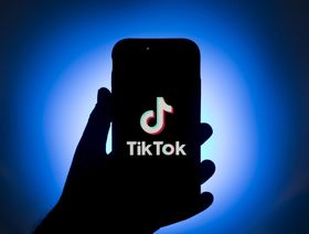 شعار تطبيق "تيك توك" على شاشة هاتف ذكي - المصدر: بلومبرغ