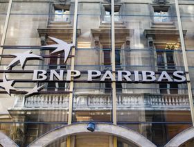 لافتة لبنك "بي إن بي باريبا" (BNP Paribas) في فرع البنك في منطقة الأوبرا في باريس، فرنسا، يوم الإثنين 7 فبراير 2022.  - المصدر: بلومبرغ