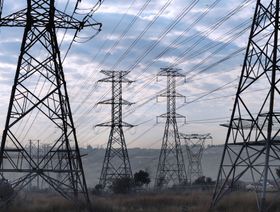 وكالة الطاقة: الانبعاثات الصفرية مرهونة بتطوير شبكات الكهرباء