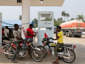 عامل في محطة وقود يعيد تزويد دراجات العملاء بالوقود في بورت هاركورت، نيجيريا - المصدر: بلومبرغ