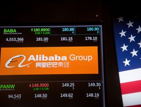 شاشة تعرض شعار شركة "علي بابا هولدينغ" بقاعة بورصة نيويورك في الولايات المتحدة - المصدر: بلومبرغ