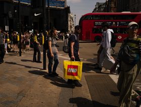 متسوقون يسيرون في شارع ريجنت ستريت في وسط لندن، المملكة المتحدة، يوم الجمعة 10 مايو 2024. - المصدر: بلومبرغ